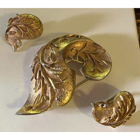 SARAH COVENTRY Mid Century Goldtone Brooch Earrings Set Leaves - Picture 1 of 3